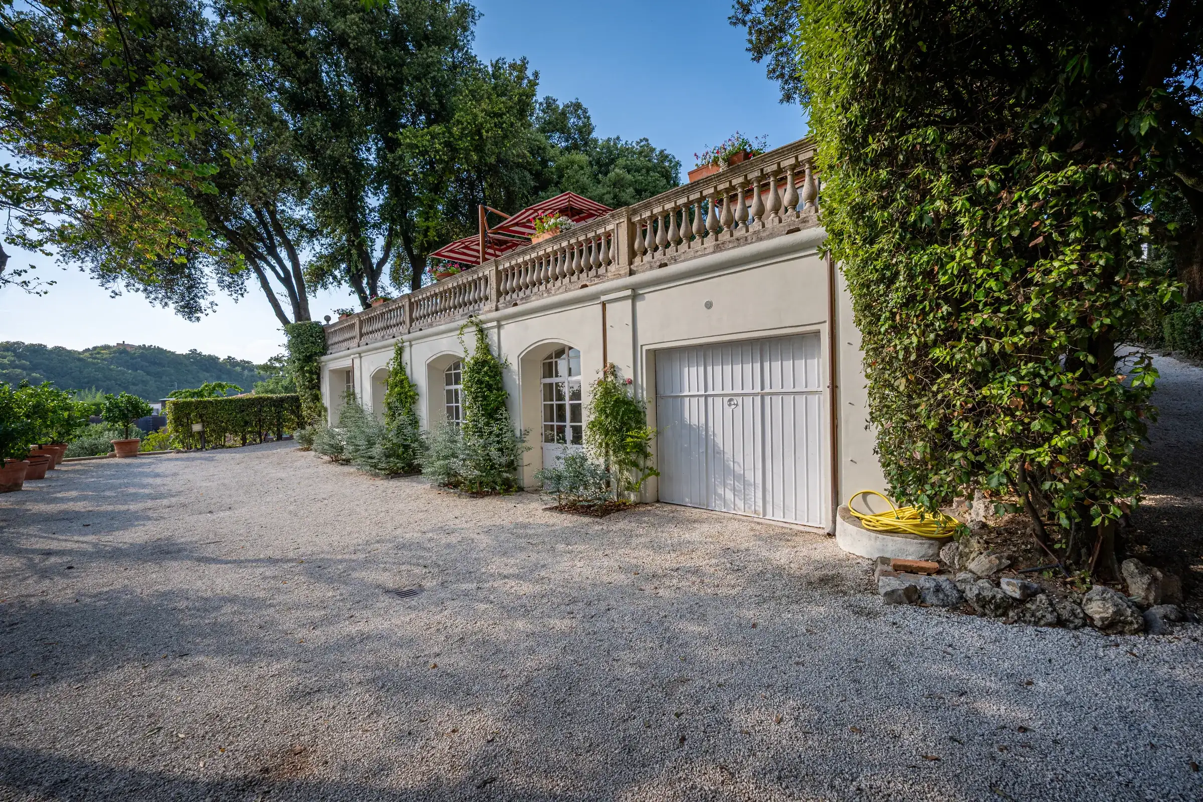 Gravel courtyard in front of the limonaia